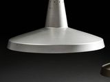 une lampe blanche suspendue au-dessus d'une table
