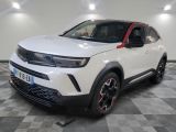 le 4x4 blanc est garé sur le sol en damier d'un garage