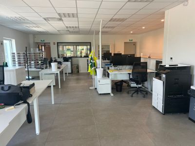 une salle où se trouvent de nombreux bureaux et ordinateurs