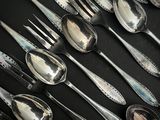 toutes ces cuillères qui sont sur la table