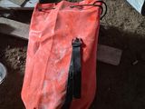 un sac orange posé par terre