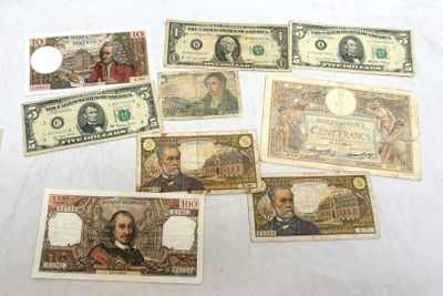 plusieurs types différents de billets de banque posés sur une table