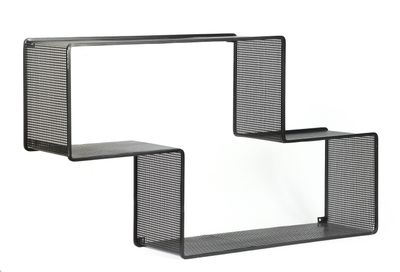 deux étagères en métal noir surmontées d'un miroir