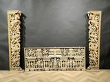 une image représentant deux piliers en bois sculptés, ornés de motifs sculptés