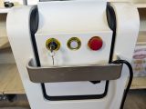 une machine posée sur une table dans une pièce