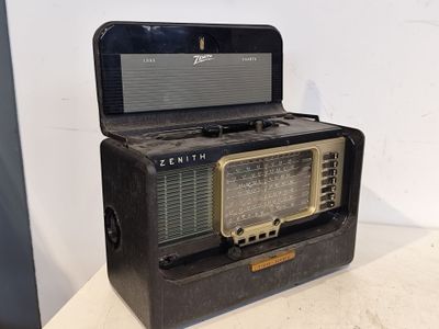 une radio à l'ancienne posée sur une table blanche