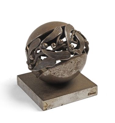 sculpture en bronze représentant une sphère ornée de feuilles, posée sur un socle en marbre