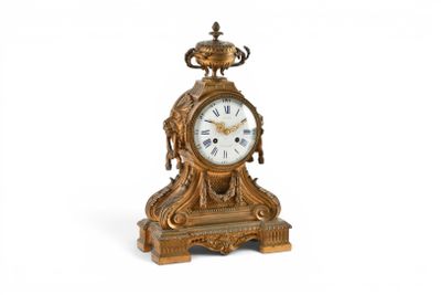 PENDULE en bronze ciselé et doré, à cadran émaillé à chiffre…