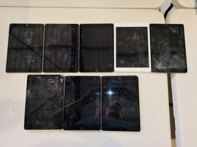 a lot of ipads that are sitting on a table