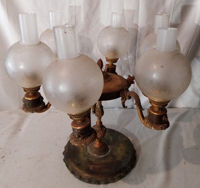 cinq lampes en verre posées sur une table