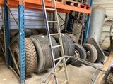 beaucoup de pneus et une échelle dans un garage