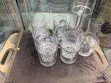 des bouteilles et des verres exposés dans une vitrine de musée