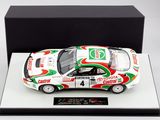 une maquette de voiture blanche avec des touches de peinture verte et rouge