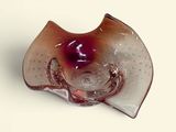 un saladier en verre orné d'un motif rouge et blanc