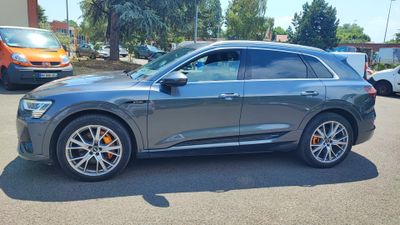L'Audi QX est garée sur un parking aux côtés d'autres voitures