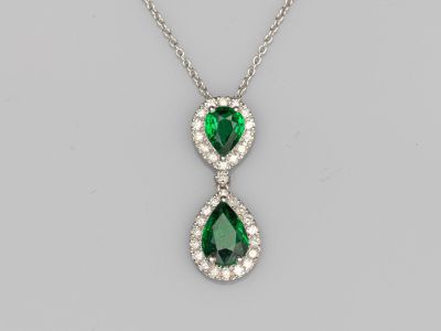 un pendentif en émeraude et diamants monté sur une chaîne
