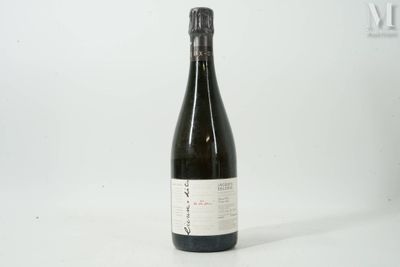 une bouteille de vin posée sur une table