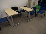 plusieurs chaises et tables dans une pièce, avec un mur en arrière-plan