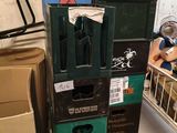 de nombreuses boîtes empilées dans une pièce