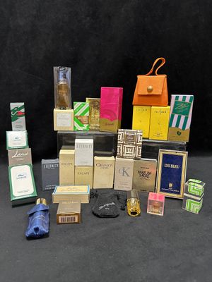 de nombreux types de boîtes différents qui se trouvent sur la table