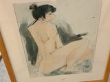 une photo d'une femme nue assise sur une table
