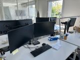 trois écrans d'ordinateur posés sur le bureau