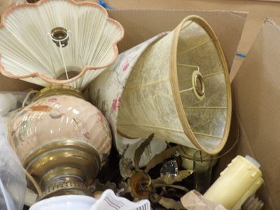 une boîte remplie d'objets assortis qui s'y trouvent