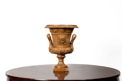 Important vase Médicis en terre cuite sur piédouche à décor …