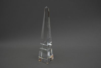un obélisque en verre transparent sur fond noir