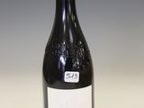 une bouteille de vin posée sur une table