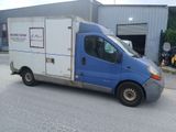 un camion bleu et blanc garé devant un immeuble
