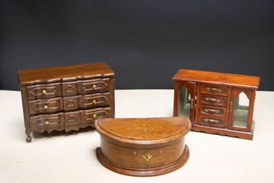 trois meubles posés les uns à côté des autres sur une table