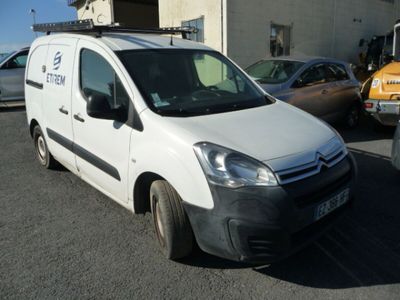 une camionnette blanche garée dans un parking