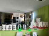 un comptoir sur lequel sont disposés de nombreux plats différents