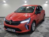 une voiture rouge garée sur un sol à damier dans un showroom