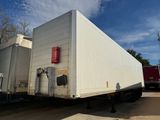 un gros camion blanc garé sur un parking