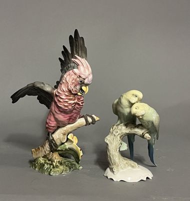 deux figurines d'oiseaux perchés sur une branche