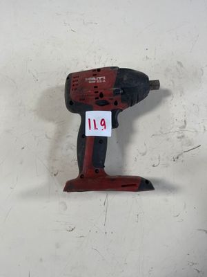 une photo d'une perceuse sans fil accrochée au mur