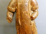 figurine en bois représentant un garçon portant un tablier