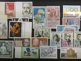de nombreux timbres différents exposés dans une vitrine