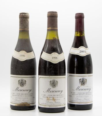 trois bouteilles de vin posées les unes à côté des autres sur une surface blanche