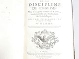 un livre ouvert avec l'image d'un oiseau dessus