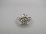 une bague en or blanc et diamants