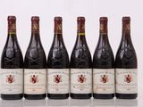 six bouteilles de vin sont alignées sur une table
