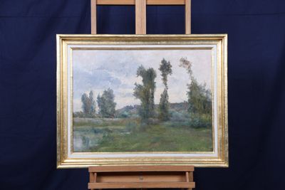 une peinture à l'huile représentant un paysage, posée sur un chevalet, avec un fond bleu