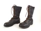 une paire de bottes en cuir marron à lacets, sur fond blanc