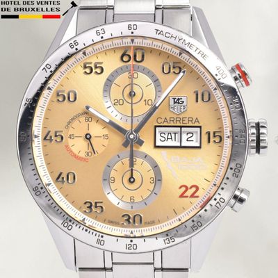 un gros plan d'une montre au cadran jaune
