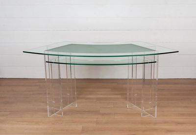 une photo d'une table en verre avec un plateau transparent posée sur un parquet