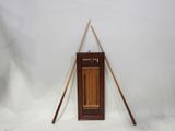 un petit instrument en bois accroché au mur