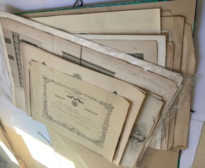 une pile de vieux papiers posée sur une table